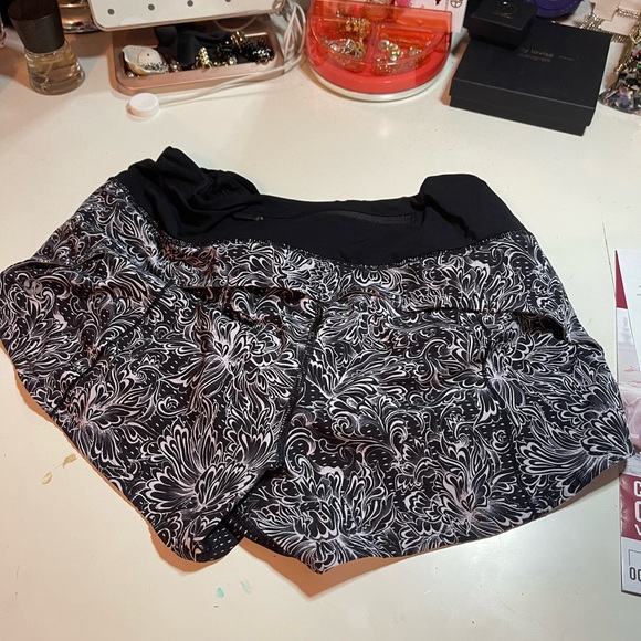 LULULEMON SPEED UP 2.5 Shorts!! - Picture 9 of 9